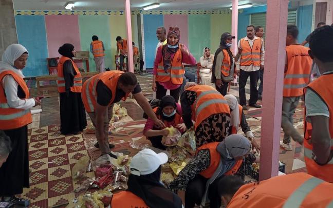 Un grupo de refugiados sudaneses recibe ayuda en Egipto.