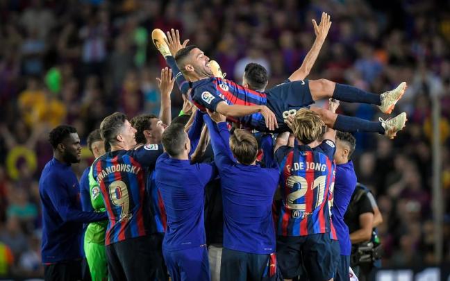 Jordi Alba es manteado con motivo del cierre de su etapa en el Barcelona.