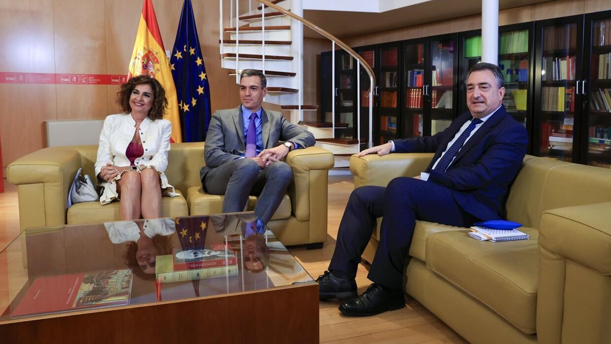 Aitor Esteban en el encuentro que ha mantenido con Pedro Sánchez y María Jesús Montero.