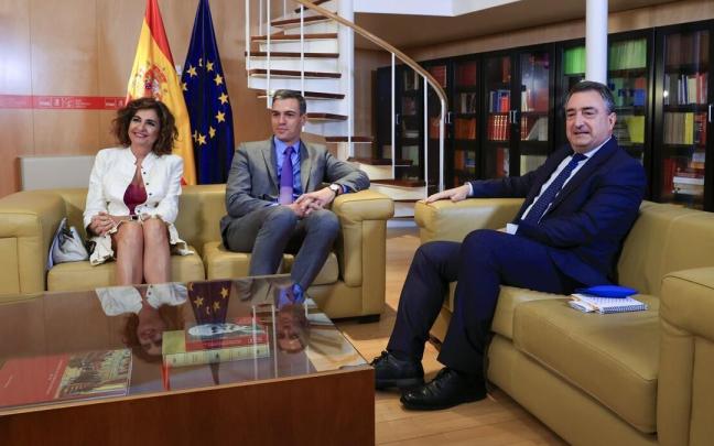 Aitor Esteban en el encuentro que ha mantenido con Pedro Sánchez y María Jesús Montero.