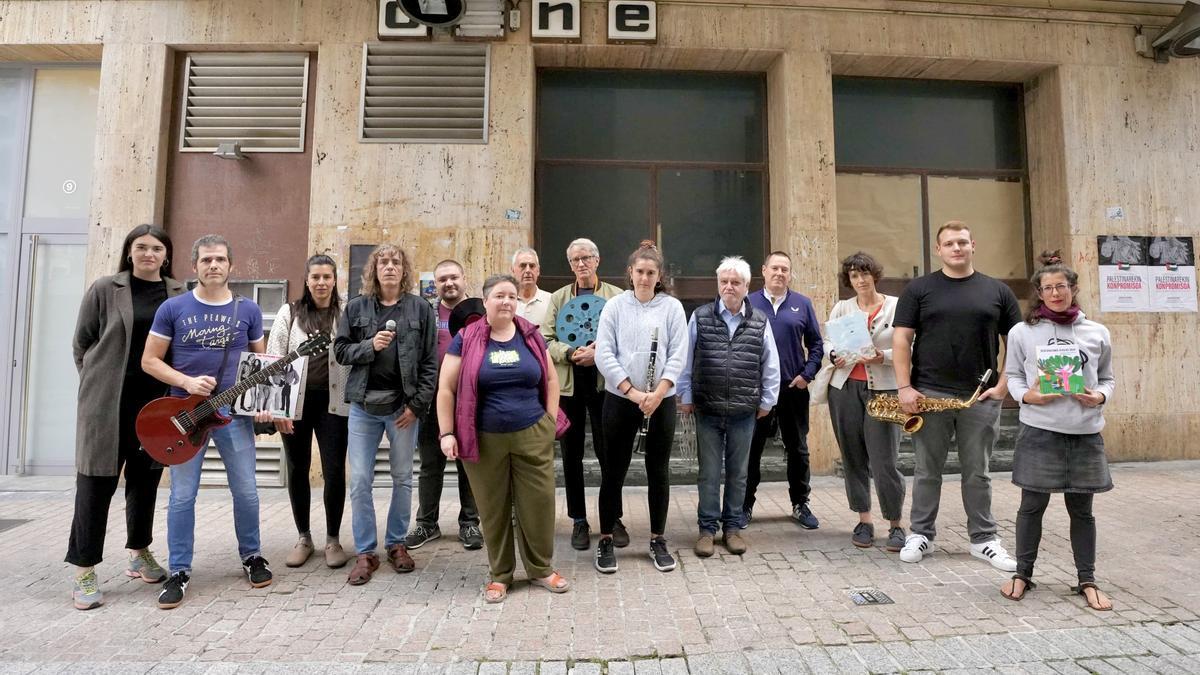 Representantes de colectivos culturales de Deba, en la entrada al cine Zubelzu dando visibilidad a su protesta.