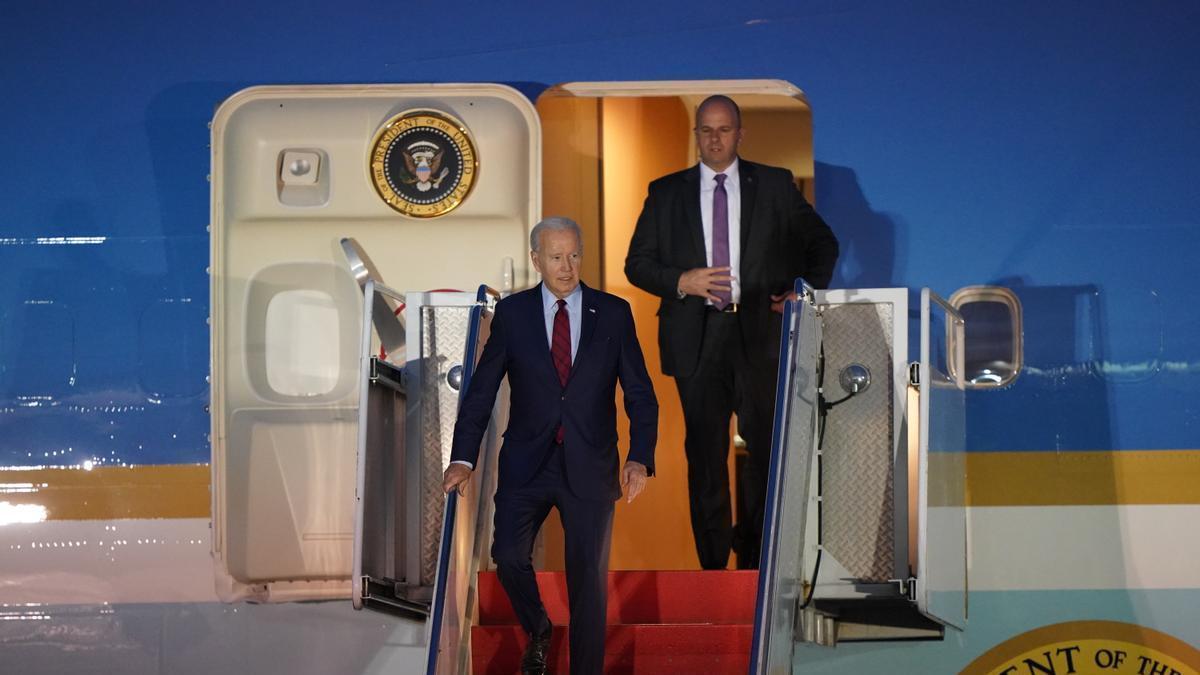 Joe Biden a su llegada a Reino Unido antes de participar en la cumbre de la OTAN esta semana.