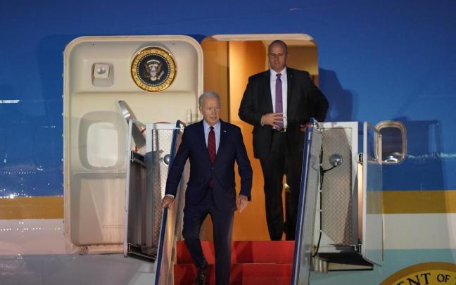 Joe Biden a su llegada a Reino Unido antes de participar en la cumbre de la OTAN esta semana.
