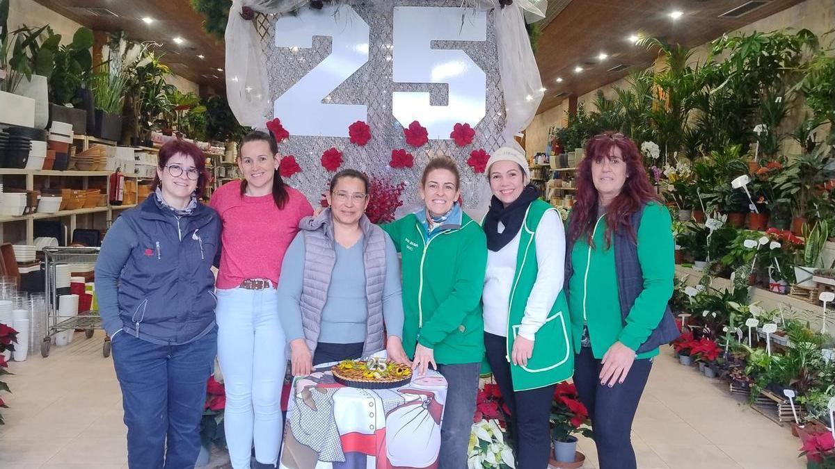 Lourdes Osa, cuarta por la derecha, soplando las 25 velas junto a sus compañeras.