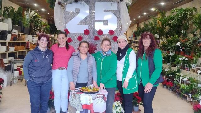 Lourdes Osa, cuarta por la derecha, soplando las 25 velas junto a sus compañeras.