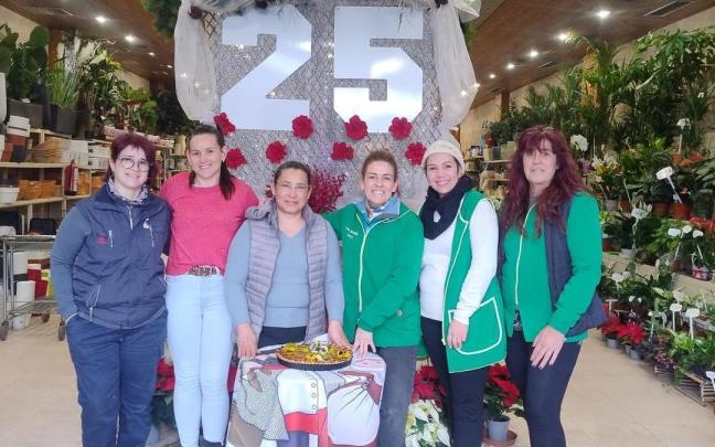 Lourdes Osa, cuarta por la derecha, soplando las 25 velas junto a sus compañeras.