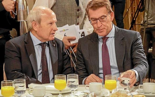 El expresident José Montilla, junto al presidente del PP, Alberto Núñez Feijóo, ayer en el Fórum Europa en el Hotel Palace de Barcelona.
