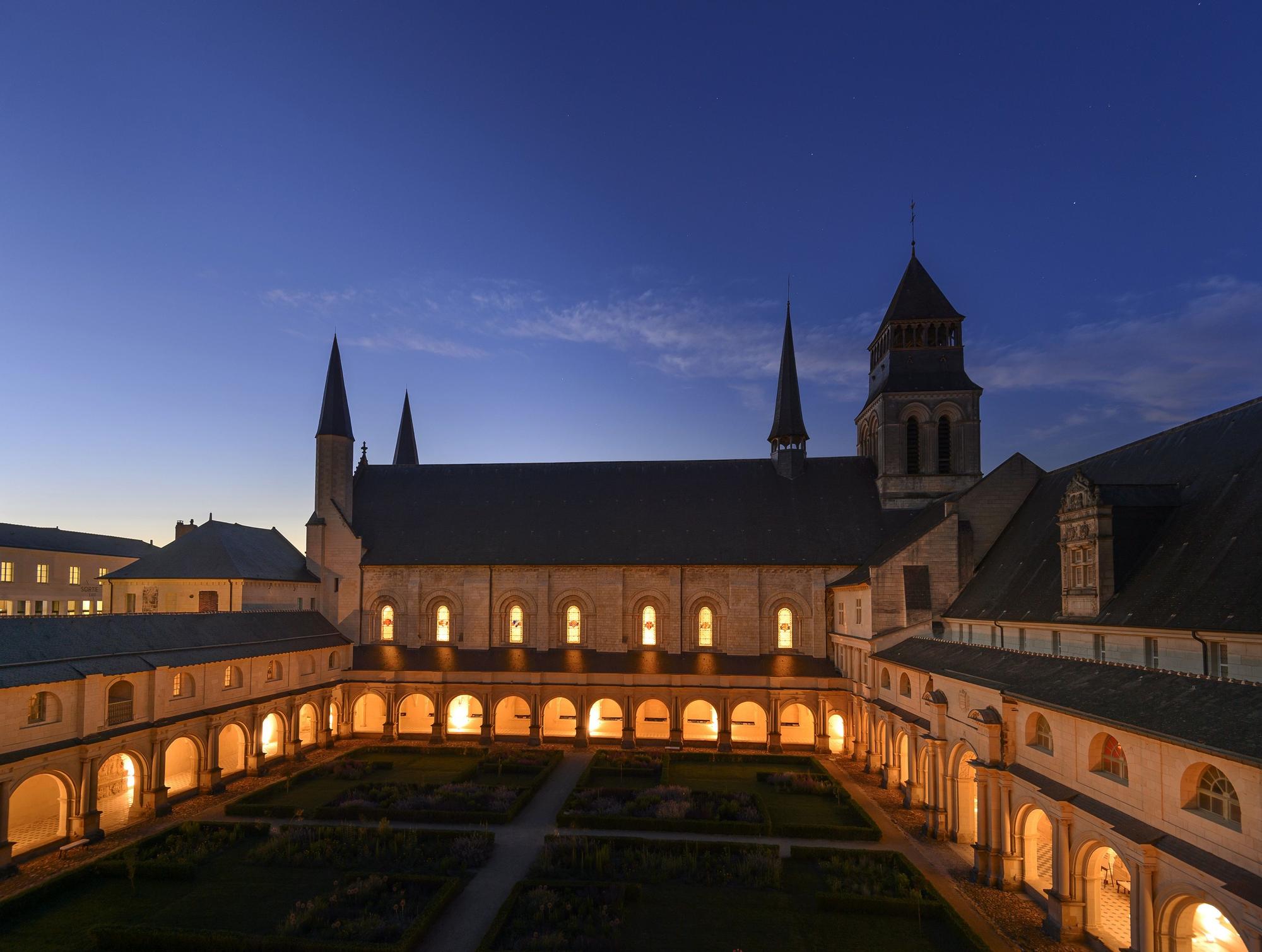 Vista nocturna de la Abadía de Fontevraud.