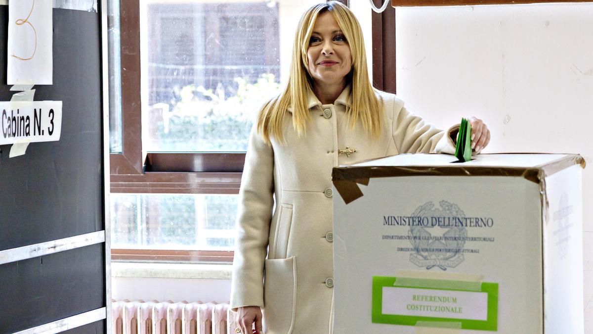 Meloni ejerce su derecho al voto en el referéndum.