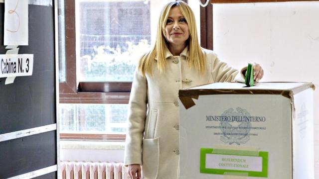 Meloni ejerce su derecho al voto en el referéndum.