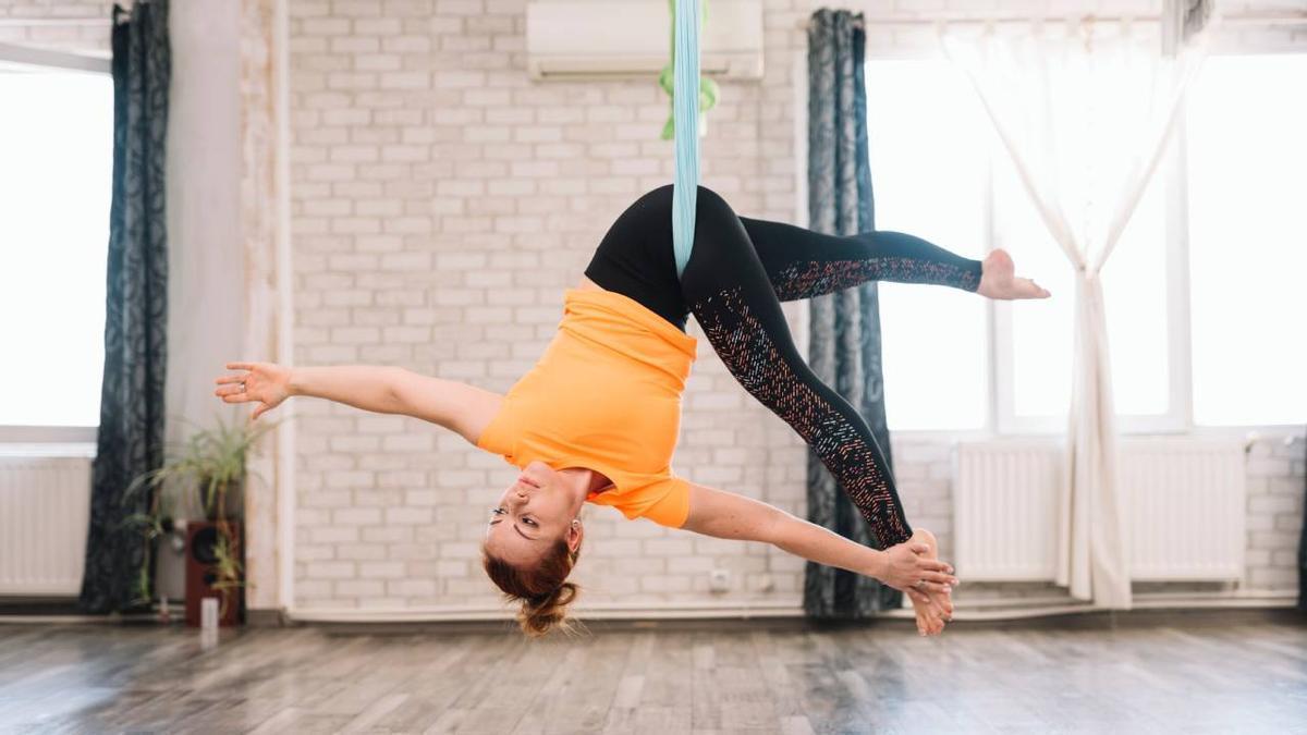 Mediante el aeroyoga se mejora la flexibilidad, la fuerza y la estabilidad del cuerpo