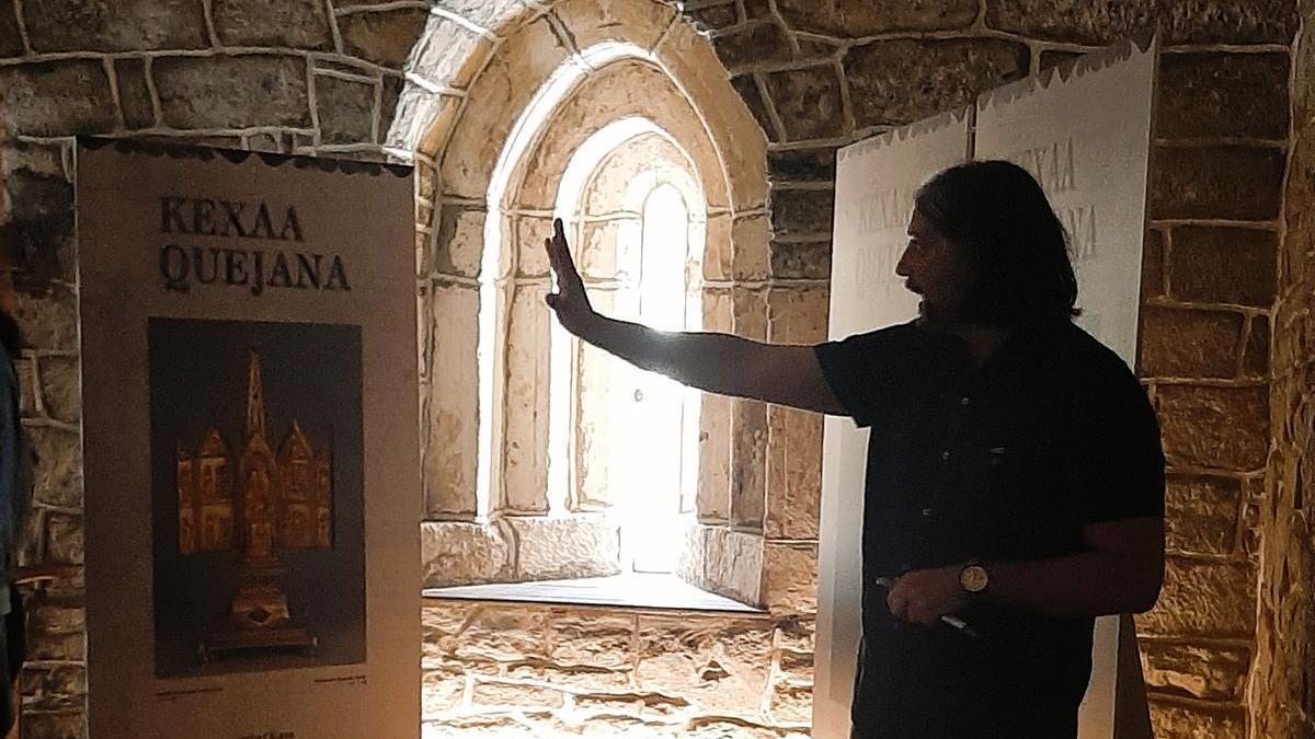 Un guía en el interior de Quejana