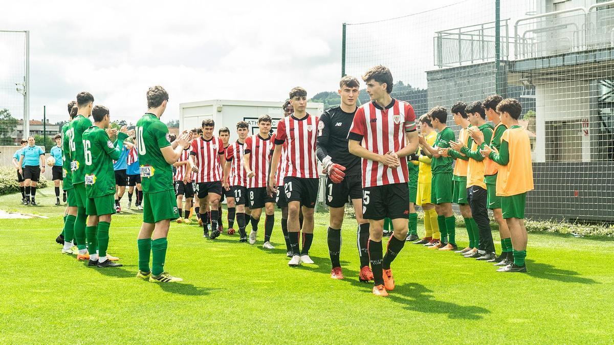 El Athletic juvenil es homenajeado con un pasillo al proclamarse campeón de la División de Honor.