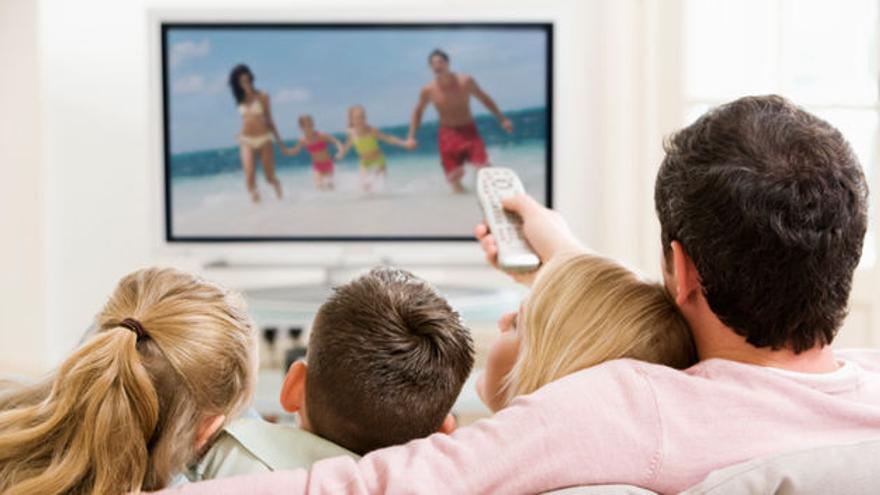 Una familia viendo la televisión.