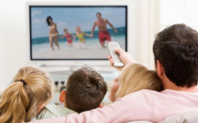 Una familia viendo la televisión. Una familia viendo la televisión.