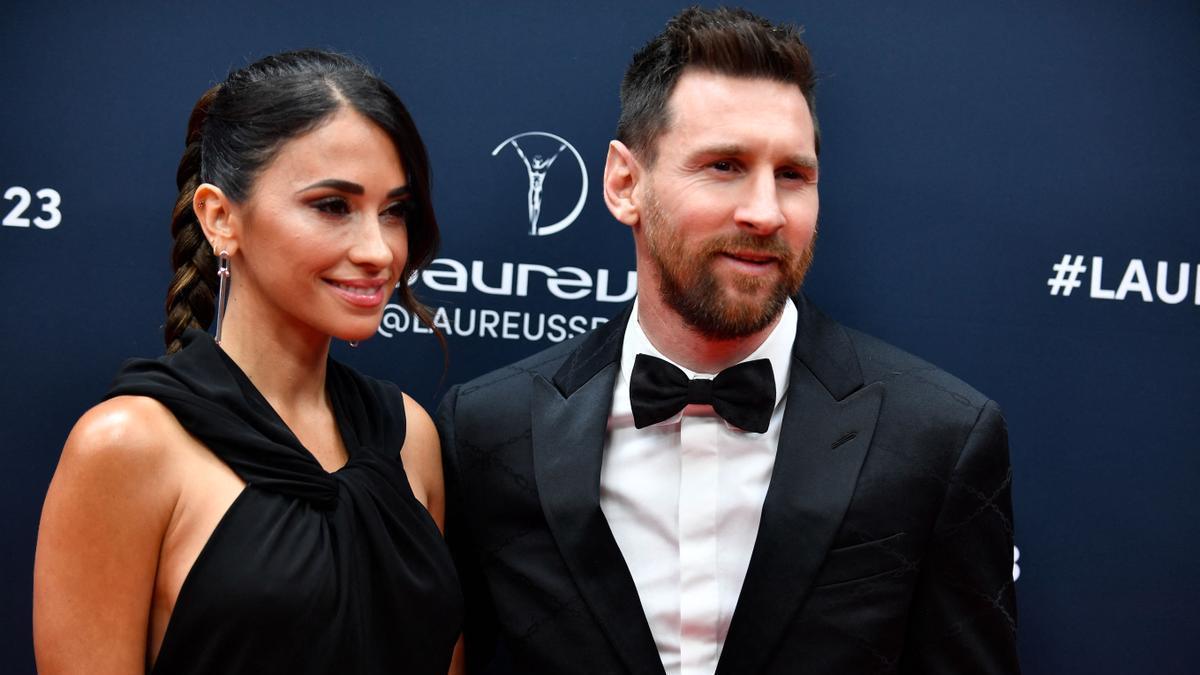 Lionel Messi y su mujer Antonela Roccuzzo posan en la alfombra roja de los Premios Laureus.