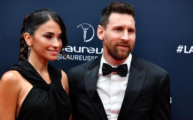 Lionel Messi y su mujer Antonela Roccuzzo posan en la alfombra roja de los Premios Laureus.