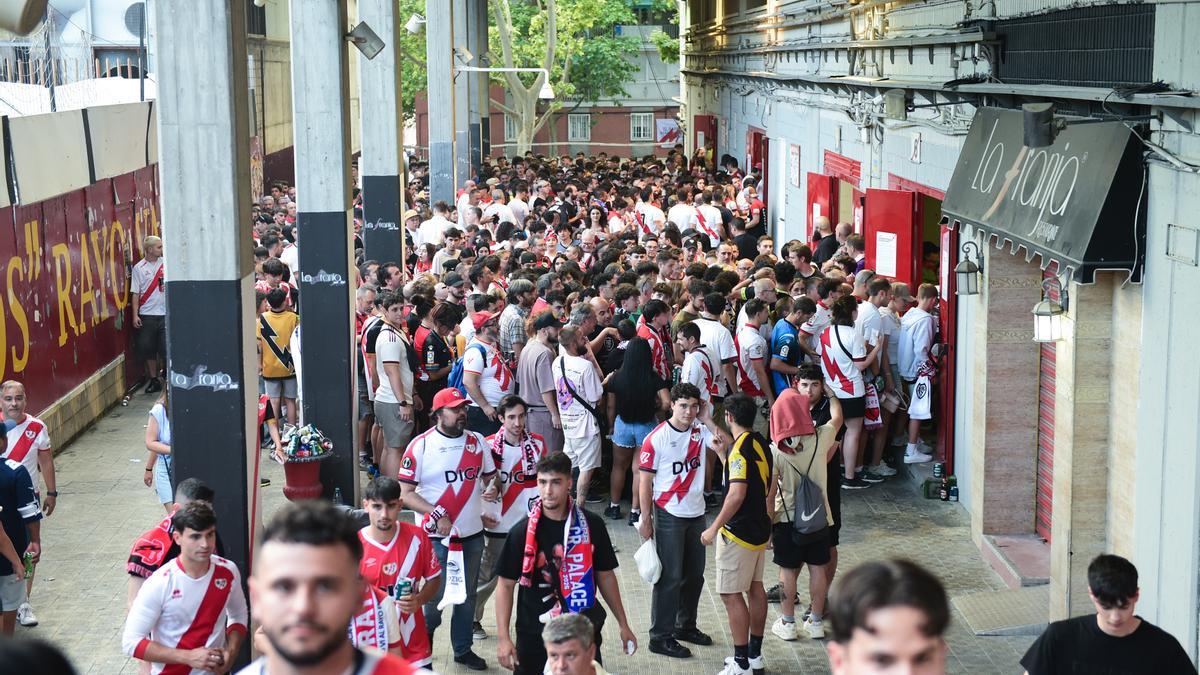 Imagen de una zona del estadio de Vallecas mientras permanecía abierto para ver la final de la Conference League.