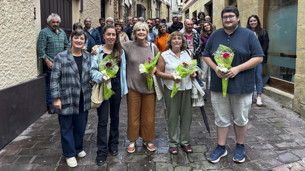 Alkatea kargua utzi eta hartuko duten taldekideekin