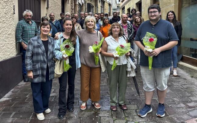 Alkatea kargua utzi eta hartuko duten taldekideekin