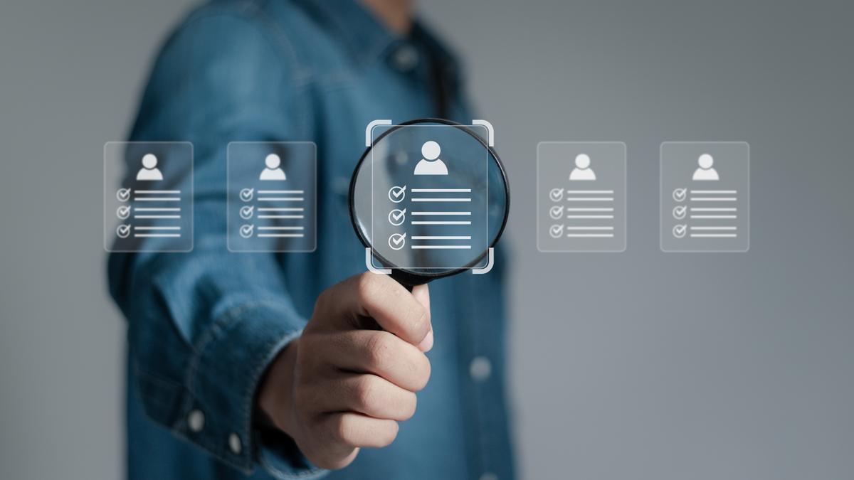 Un hombre observa diferentes perfiles.