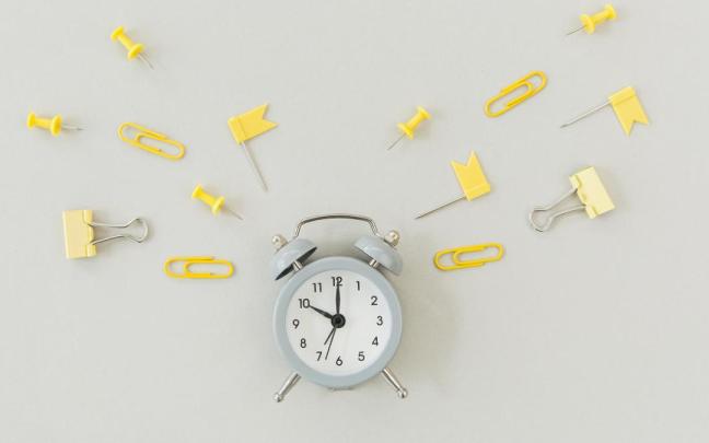 Reloj analógico sobre una mesa. Reloj analógico sobre una mesa.