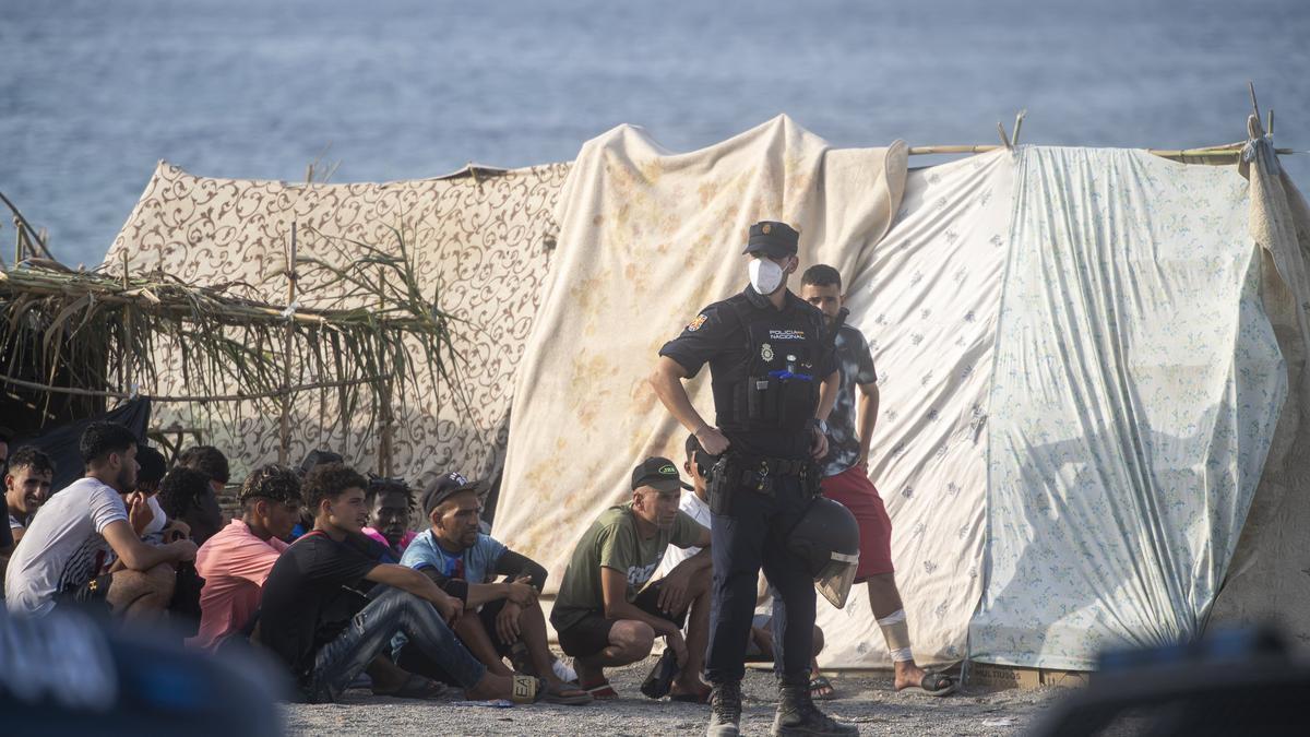 En imágenes: Situación migratoria en las naves del Tarajal