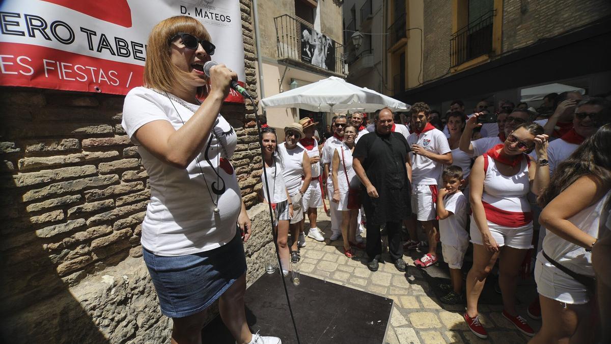 Concurso de irrintzis en las fiestas de una localidad del sur de Navarra.