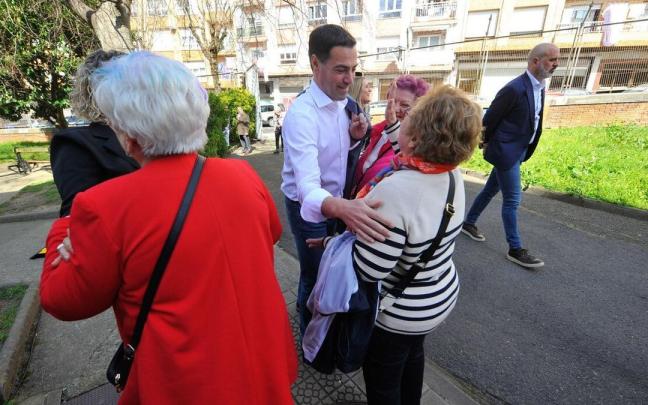 Imanol Pradales saluda a una mujer en el acto en el que ha participado este sábado en Sestao.