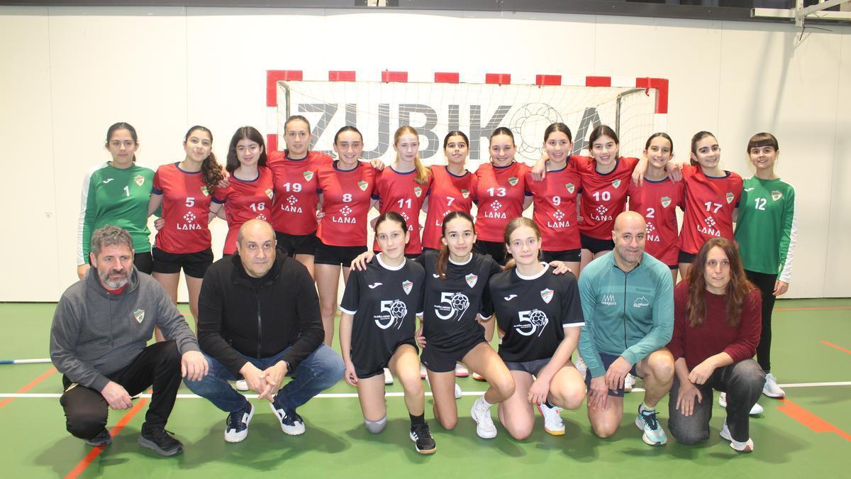 Directiva y jugadoras en la presentación de los actos del 50º aniversario de la sección de balonmano.