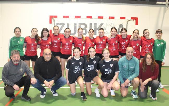 Directiva y jugadoras en la presentación de los actos del 50º aniversario de la sección de balonmano.