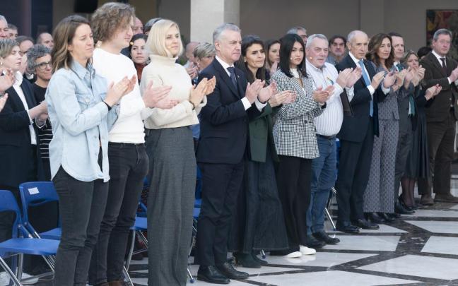 El lehendakari, con Anna y Vasyl a su derecha, y Sof&iacute;a y Enrique a su izquierda.