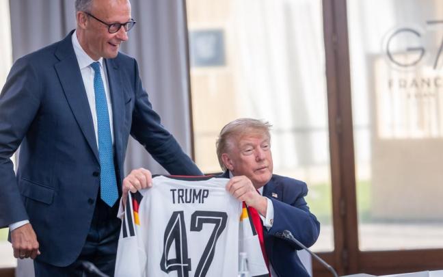 Merz regala a Trump una camiseta de la selección alemana con su apellido en la espalda