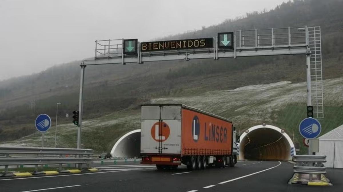 Un camión accede al túnel de Ezkaba