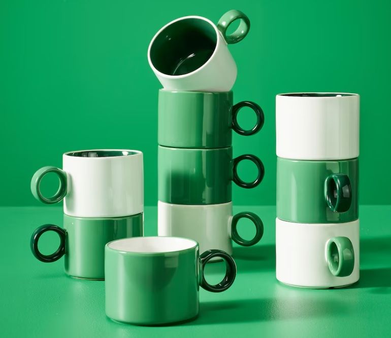 Tazas blancas y verdes en una vistosa combinación.
