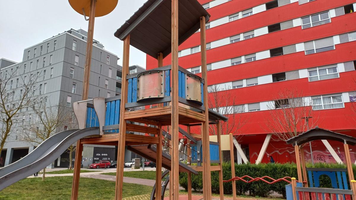 Junto al tobogán hay una especie de caseta a tres o cuatro metros de altura donde niños y niñas se meten a esperar a que les toque tirarse y no tiene ningún tipo de protección. La barandilla les queda muy abajo y se inclinan con mucha facilidad