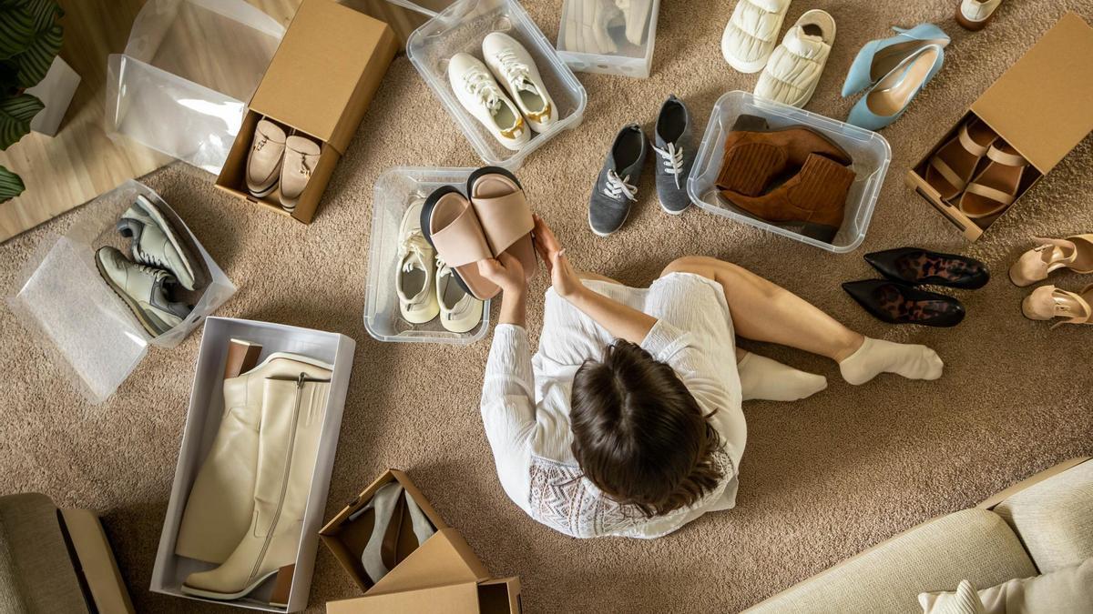 Una mujer ordena el calzado en cajas.