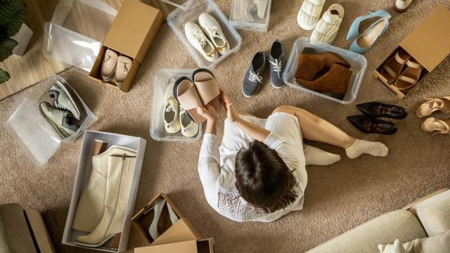 Una mujer ordena el calzado en cajas.