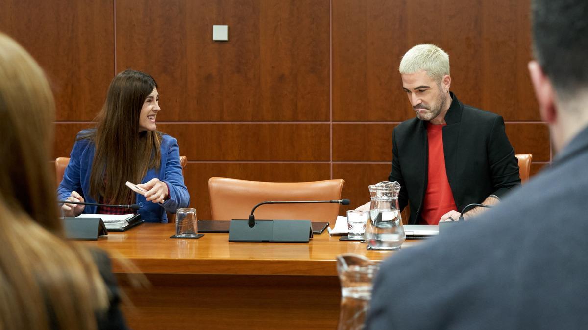 La portavoz de Elkarrekin Podemos-IU, Miren Gorrotxategi, con el portavoz de EH Bildu en materia de educación, Ikoitz Arrese, en la ponencia de la Ley de Educación