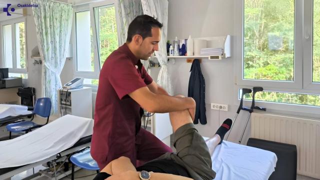 Un fisioterapeuta de Osakidetza pasando consulta.