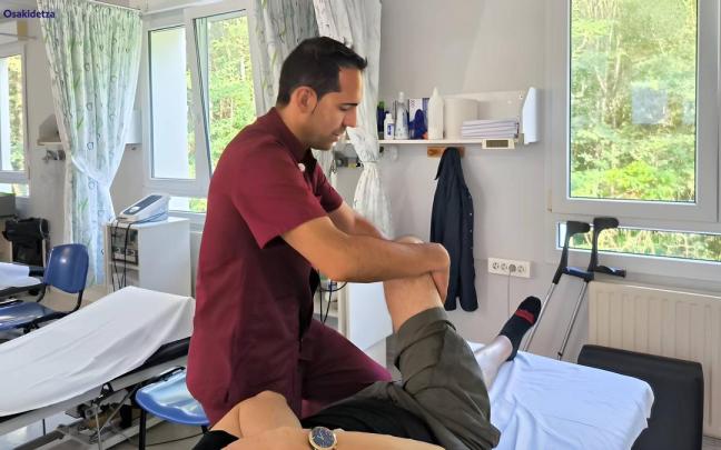 Un fisioterapeuta de Osakidetza pasando consulta.