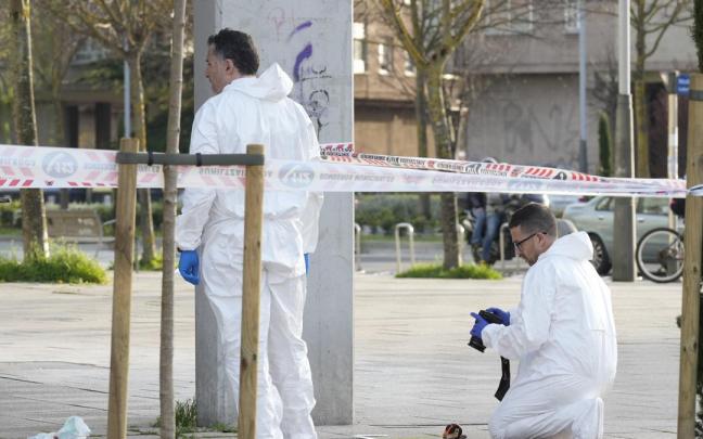 Investigadores de la policía científica trabajan en el lugar desde el que un niño de 11 meses se ha precipitado a la calle. / EFE Investigadores de la policía científica trabajan en el lugar desde el que un niño de 11 meses se ha precipitado a la calle.