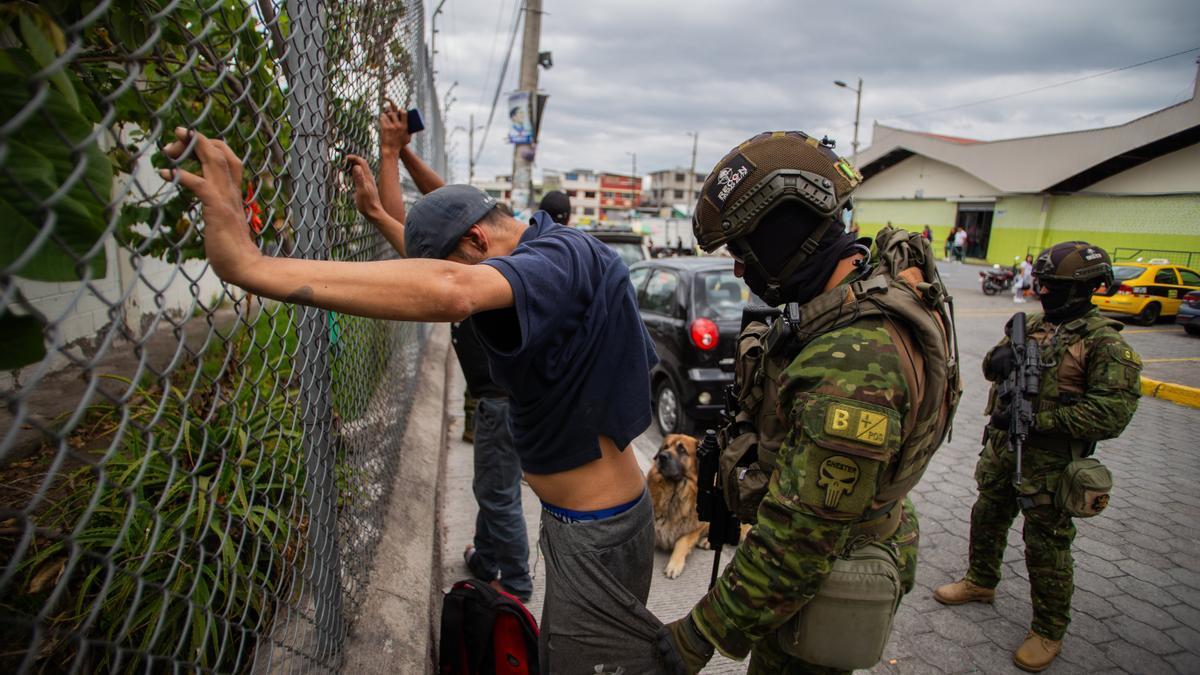 Ecuador se militariza y emprende una guerra contra la dictadura del narcotráfico