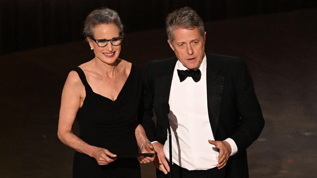 Grant junto a Andie MacDowell en la gala de los Oscar 2023.