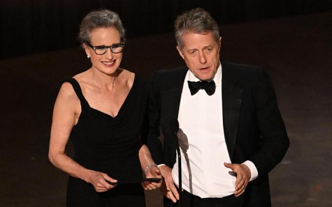 Grant junto a Andie MacDowell en la gala de los Oscar 2023. Grant junto a Andie MacDowell en la gala de los Oscar 2023.