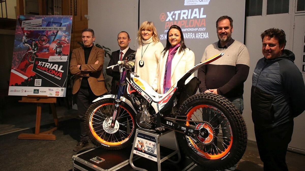 Organizadores y promotores del Campeonato del Mundo de X-Trial, junto a la moto de Toni Bou.