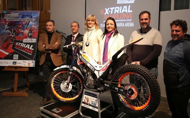 Organizadores y promotores del Campeonato del Mundo de X-Trial, junto a la moto de Toni Bou.