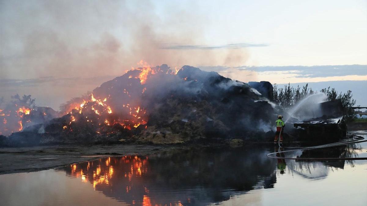 Los bomberos trabajan para controlar el incendio activo en Calera y Chozas (Toledo).