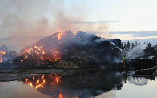 Los bomberos trabajan para controlar el incendio activo en Calera y Chozas (Toledo).
