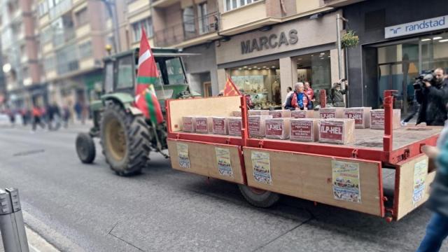 Las firmas han llegado al Parlamento Vasco en un remolque tirado por un tractor. / @ESKsindikatua Las firmas han llegado al Parlamento Vasco en un remolque tirado por un tractor.